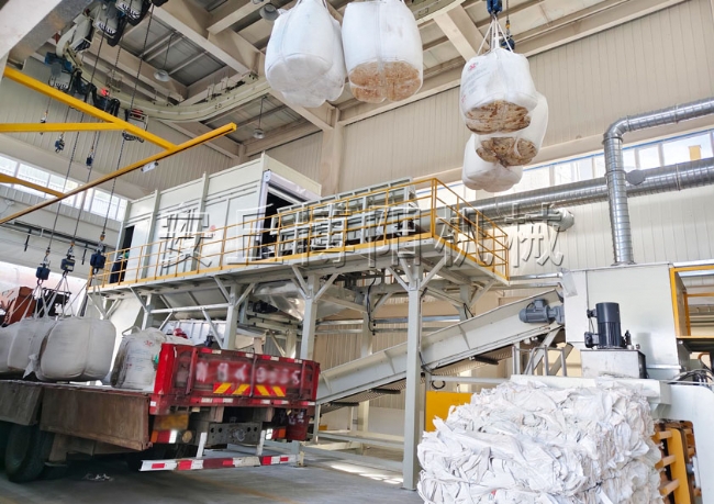 氧化鋁全自動噸袋拆包機  不落地噸包破包機現(xiàn)場