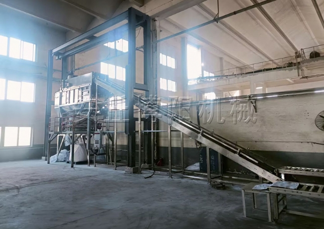 小蘇打自動(dòng)拆包機(jī)現(xiàn)場(chǎng)   小袋拆包后可直接換成噸包